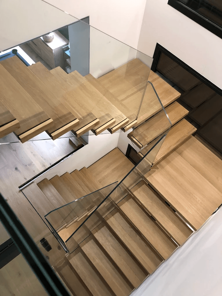 Escalier contemporain avec garde-corps vitré