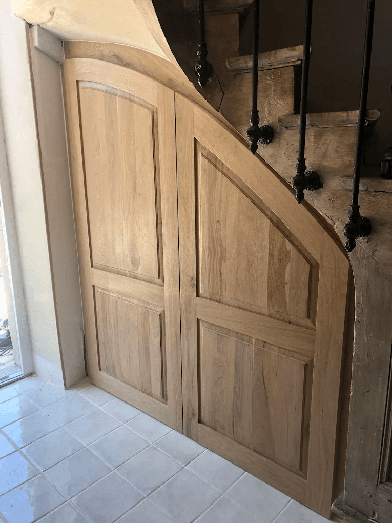 Porte en bois massif avec moulures